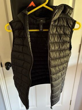 H&M Black Quilted Puffer Vest - Sleeveless Size Small